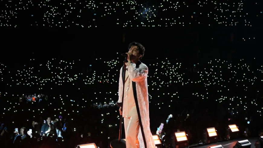 “Dimash Qudaibergen Beşiktaş’ta: Tüpraş Stadyumu’nda Büyüleyici Performans”